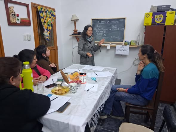 Una charla compartida alrededor de la mesa en nuestra sede