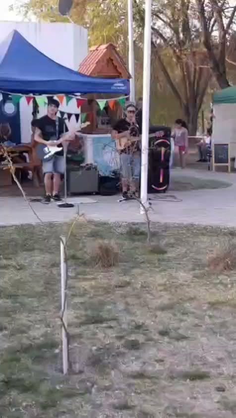 Feria social de Creciendo Juntos con música en vivo